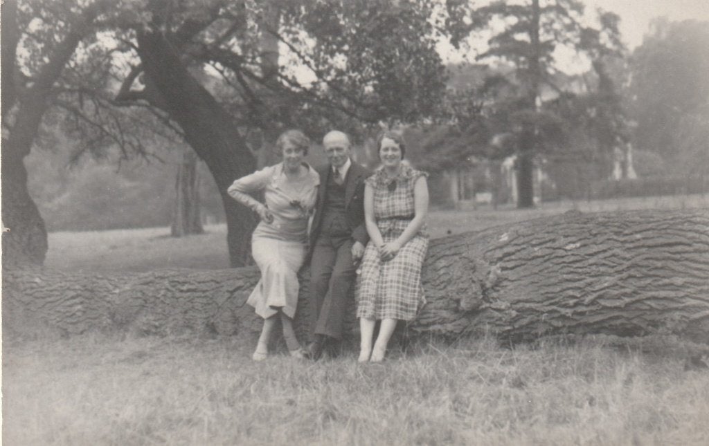 foto kaart  -  dames   met  man, Verzenden, Voor 1940, Zo goed als nieuw, Overige onderwerpen