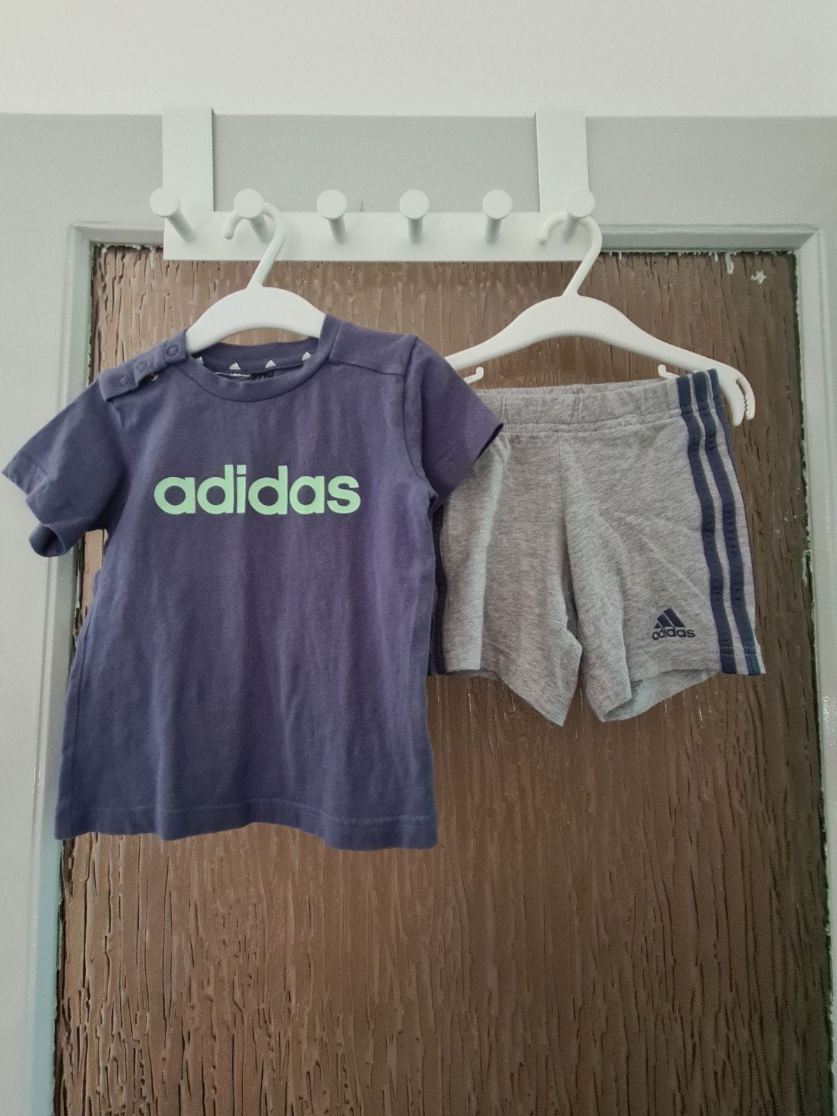 Adidas baby set T-shirt en korte broek maat 86 baby setje, Ophalen of Verzenden, Zo goed als nieuw, Adidas, Jongetje of Meisje