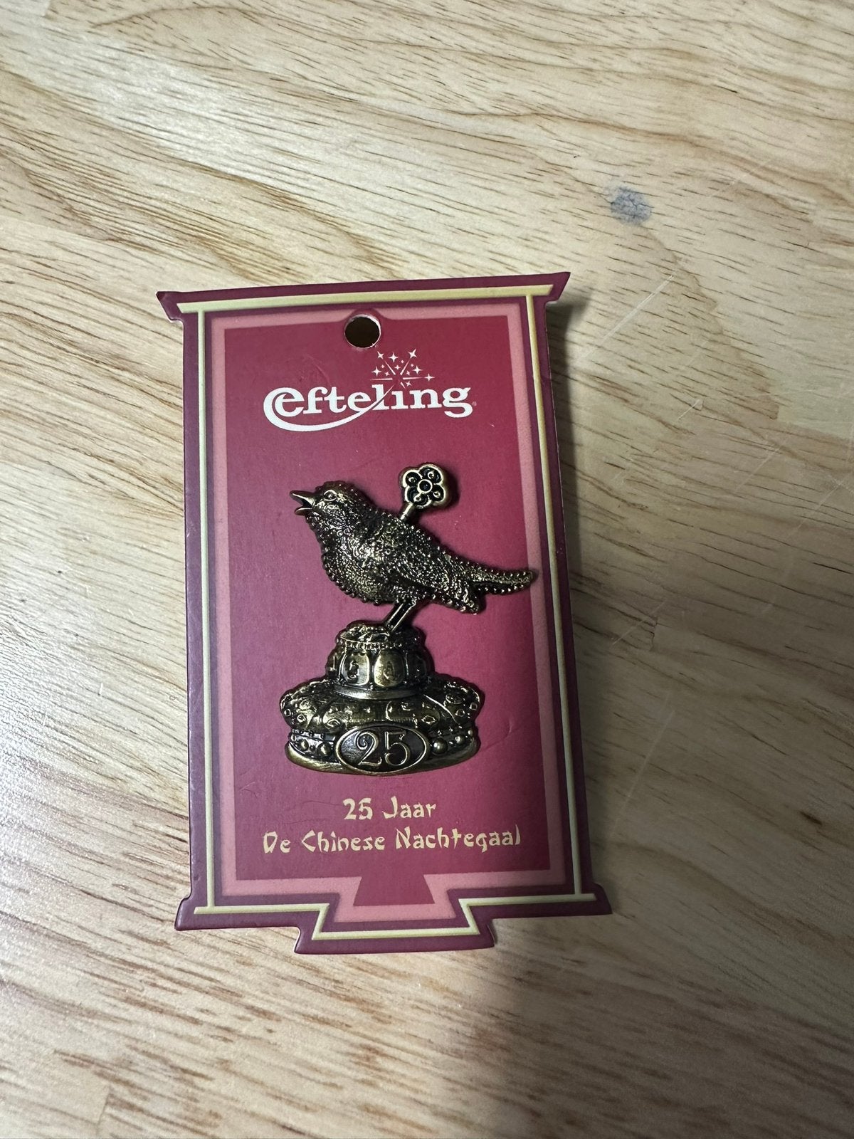 Efteling pin de chinese nachtegaal, Ophalen of Verzenden, Zo goed als nieuw, Button of Speldje