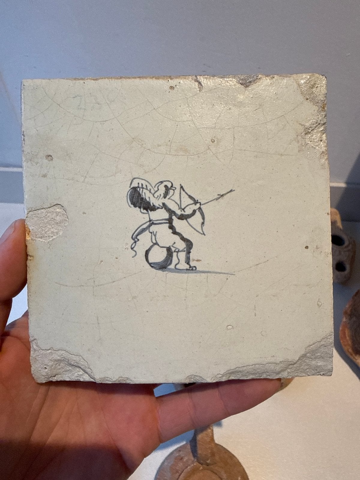 Antieke Nederlandse Wandtegel met Cupido, Ophalen of Verzenden