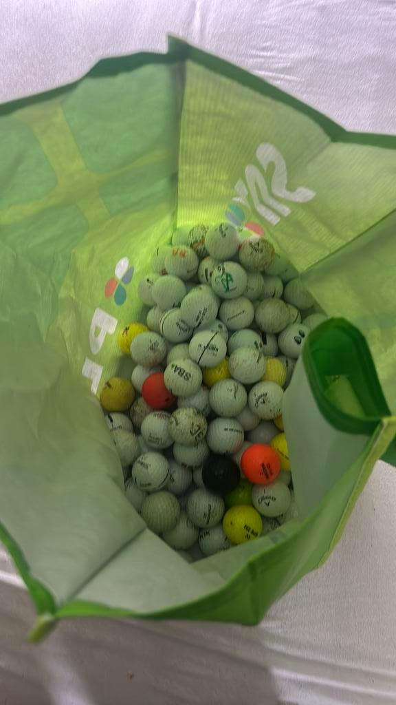 100 golfballen (geen range), Ophalen of Verzenden, Gebruikt, Bal(len)