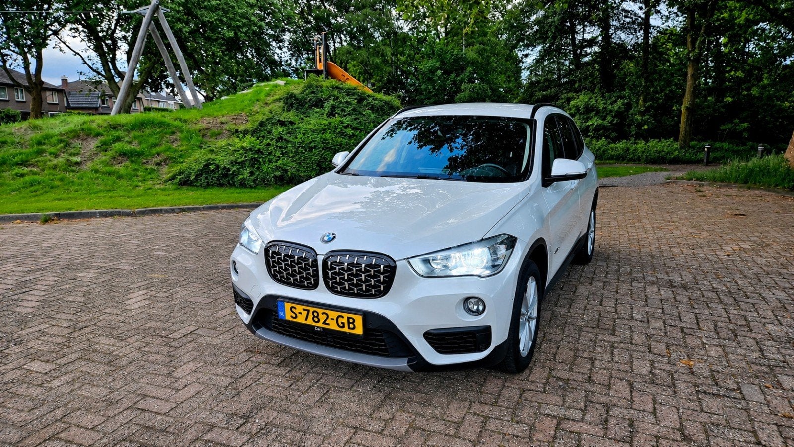 BMW X1 sDrive18i Advantage - CarPlay/Android Auto, Auto's, Wit, 75 €/maand, Handgeschakeld, Particulier