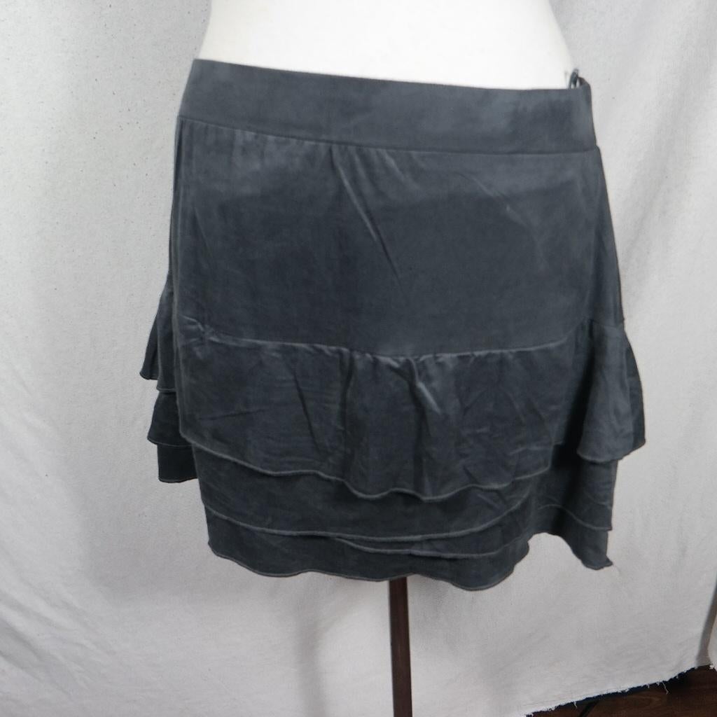 Leuke grijze rok.Meerdere laagjes.Mt L.Merk Basic Equipment, Kleding | Dames, Rokken, Zo goed als nieuw, Maat 42/44 (L), Zwart