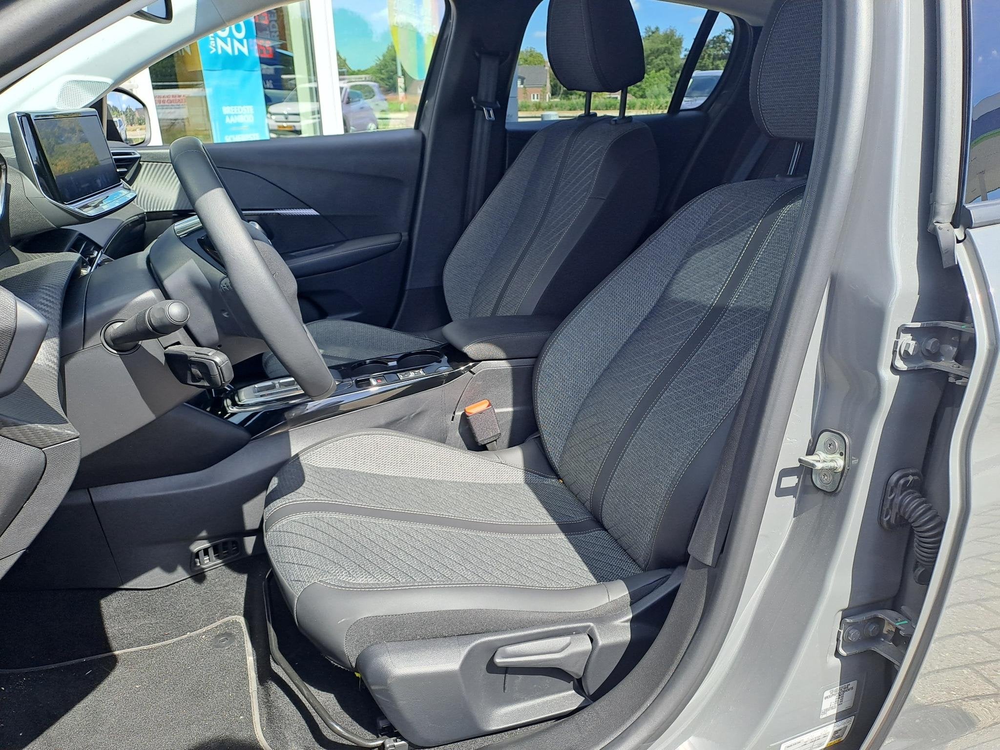 Peugeot 208 1.2 Hybrid 110 e-DCS6 Allure, Auto's, 12 maanden, 1195 kg, Gebruikt, Euro 6