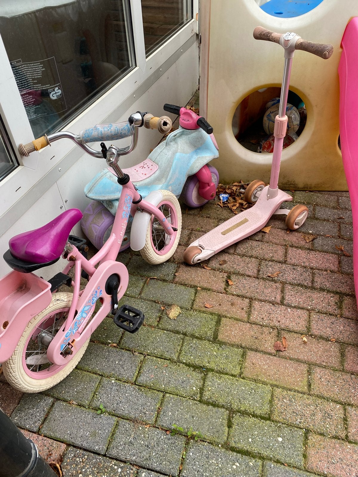 Foto 3 van Speeltoestel met glijbaan, fietsje en loopfietsje