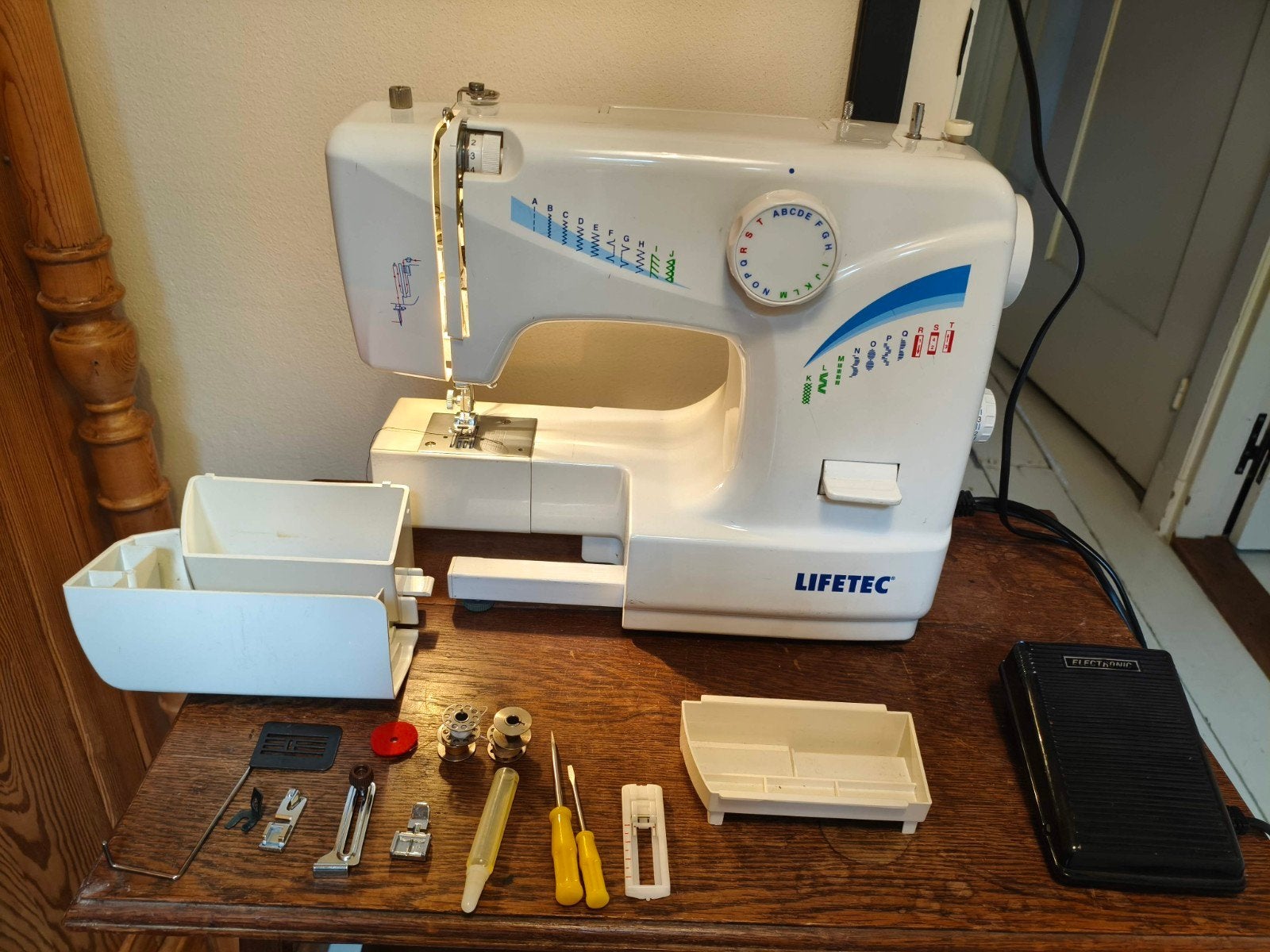 Lifetec LT 10964 naaimachine met accessoires, Hobby en Vrije tijd, Ophalen of Verzenden, Gebruikt, Naaimachine, Overige merken