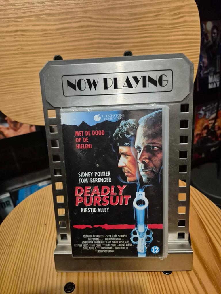 VHS Deadly Pursuit - Nog nieuw in gesealde verpakking, Vanaf 12 jaar, Ophalen of Verzenden, Nieuw in verpakking, Actie en Avontuur