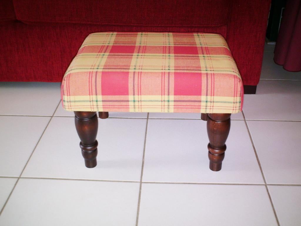 FOOTSTOOL met ruitstofje - geel/rood - NIEUW - en MEER., Huis en Inrichting, Minder dan 50 cm, Nieuw, Minder dan 50 cm, Ophalen of Verzenden