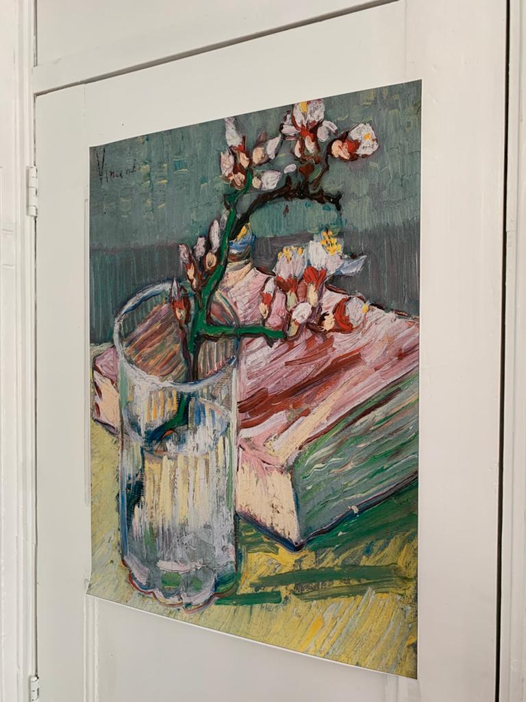 Poster canvas van Gogh Bloeiend amandeltakje glas met boek’, Textiel, Ophalen of Verzenden, Zo goed als nieuw, Overige typen