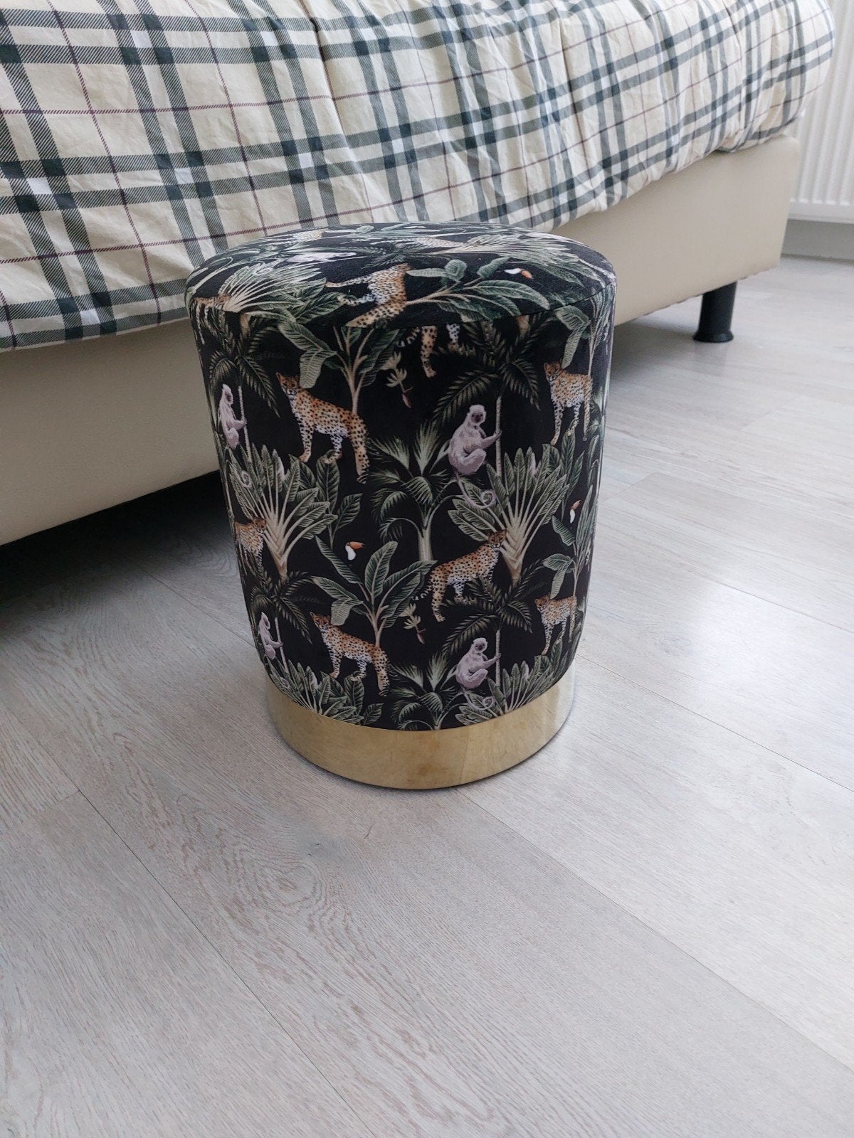 Kleine poef met jungle opdruk, zo goed als nieuw, Ophalen, Minder dan 50 cm, Rond, Minder dan 50 cm