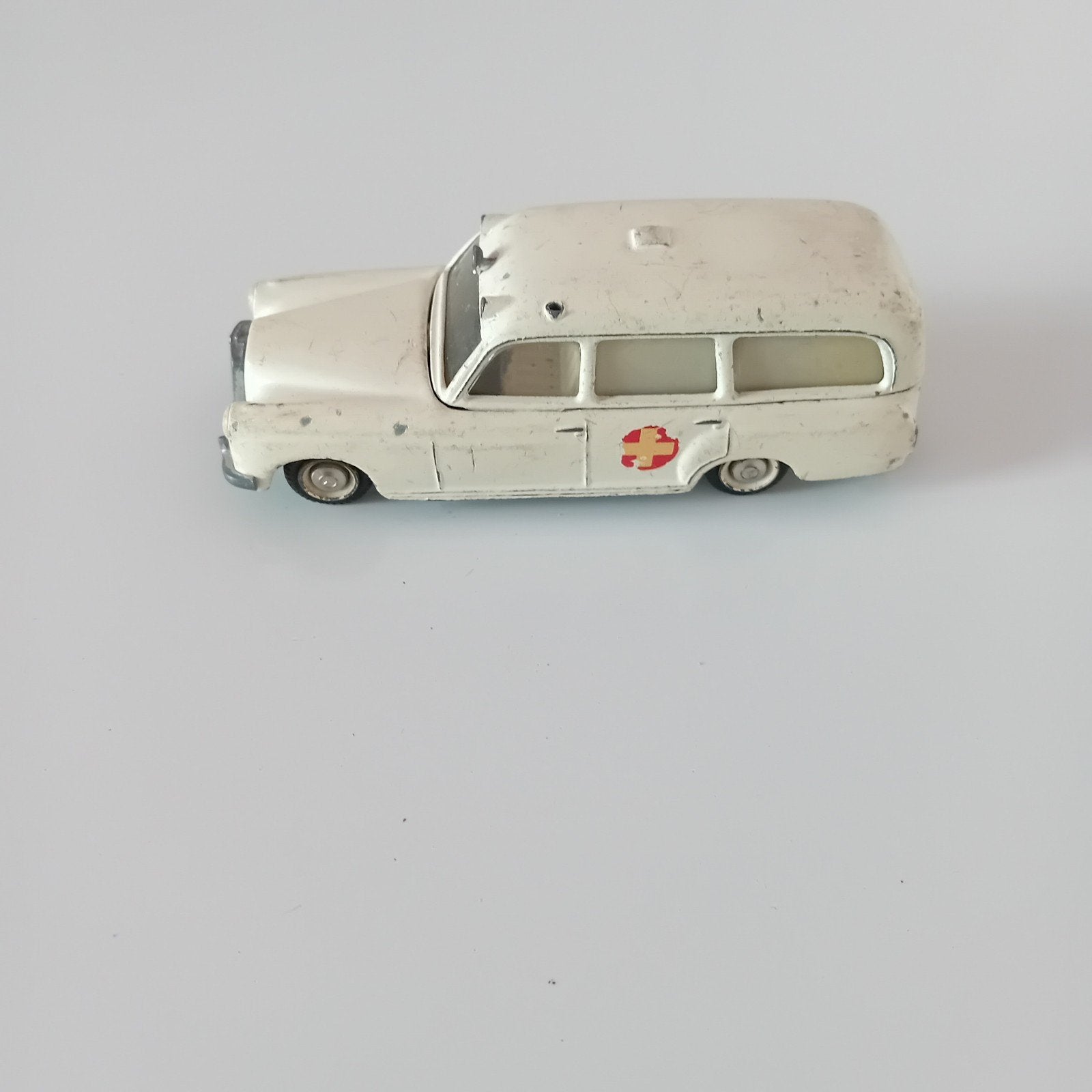 Vintage Tekno Mercedes-Benz 220 S Ambulance (Denemarken), Hobby en Vrije tijd, Modelauto's | 1:50, Verzenden