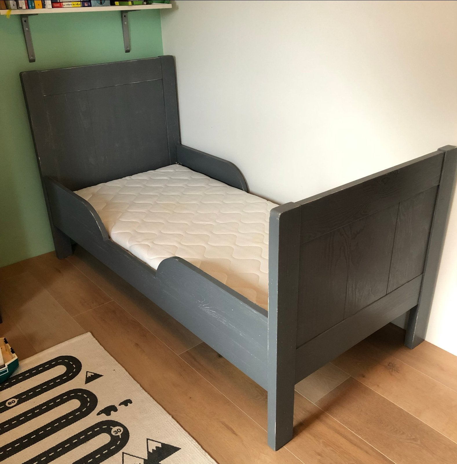Grenen grey whitewash juniorbed van Timzowood, Ophalen, Gebruikt, Eenpersoons, Grijs