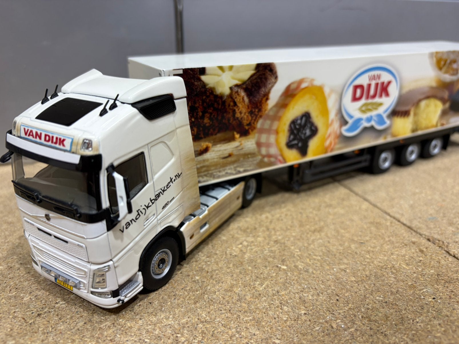 WSI VOLVO FH4 VAN DIJK BANKET, Ophalen of Verzenden, Zo goed als nieuw, Bus of Vrachtwagen, Wsi