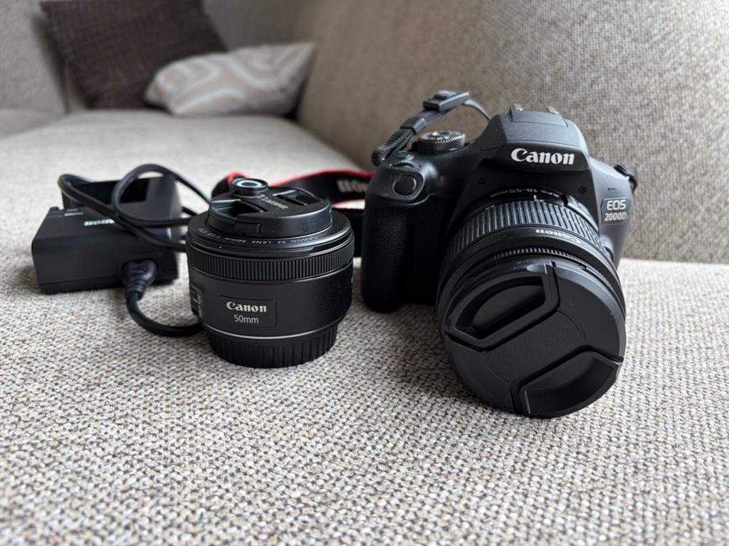 Canon EOS 2000D Spiegelreflexcamera met 2 lenzen, Ophalen, Spiegelreflex, Canon, Zo goed als nieuw