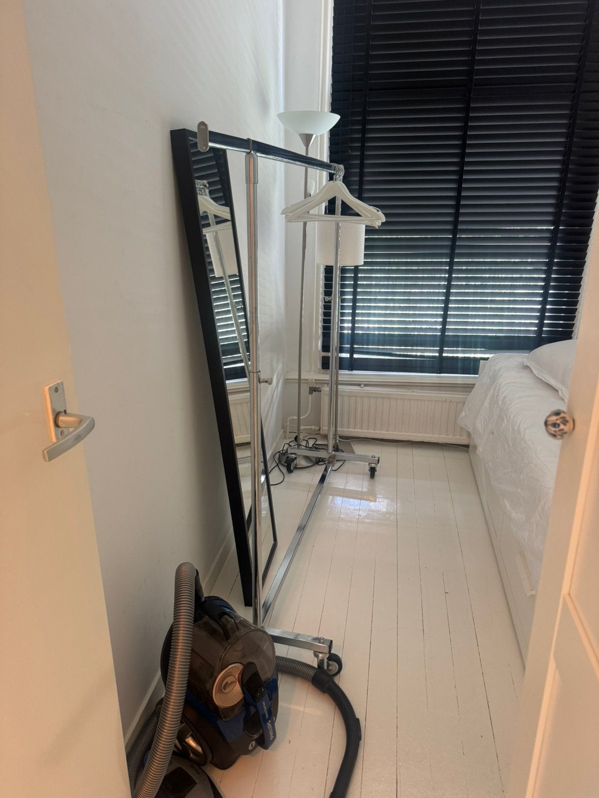 GRATIS AF TE HALEN - vloerlampen ikea en kleding rek, Ophalen, Gebruikt