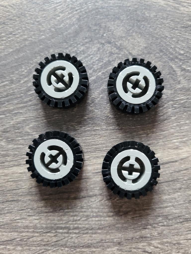 Lego Technic wielen, grijze velg / naaf + grof profiel band., Ophalen of Verzenden, Gebruikt, Losse stenen, Lego