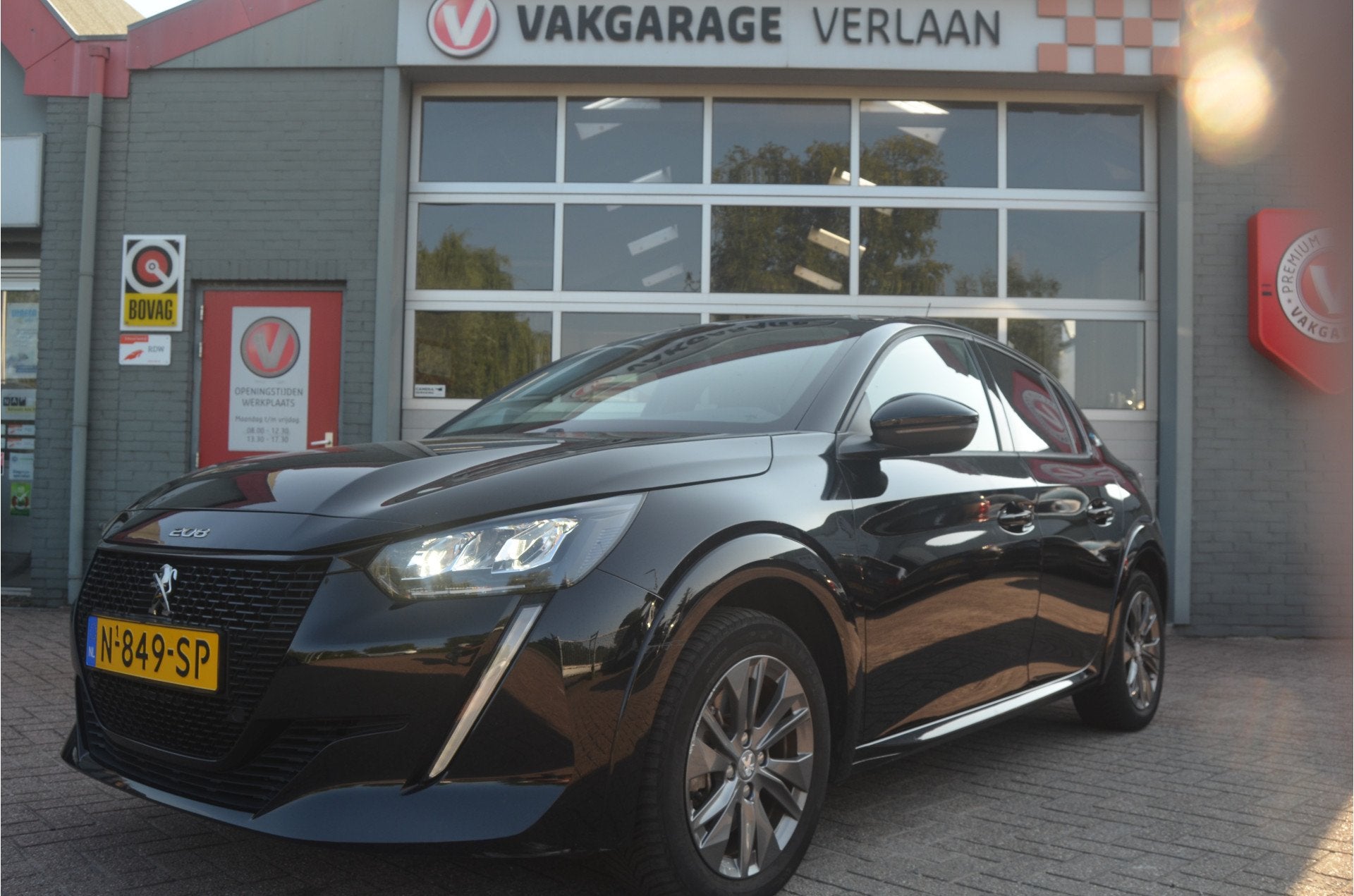 Peugeot e-208 EV Allure 50 kWh .12 mnd. garantie. (bj 2021), 12 maanden, 136 pk, Gebruikt, Parkeersensor