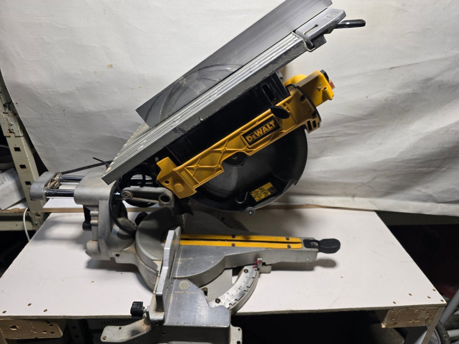 DeWALT D27112 Tafel-, afkort- en verstekzaag 1600W, Ophalen of Verzenden, Dewalt, N.v.t, N.v.t