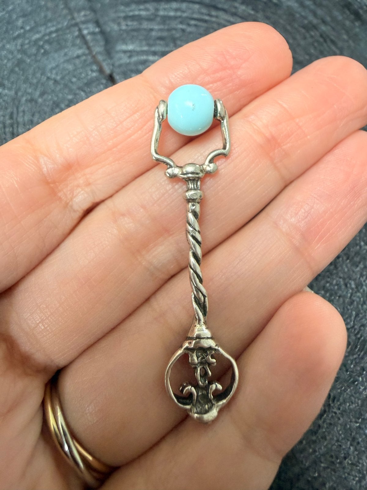 Zilveren miniatuur rammelaar met blauwe bal, Verzenden, Zilver
