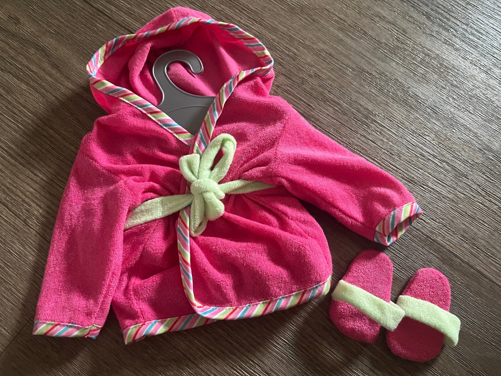 Roze badjas met slippers voor poppen, Kinderen en Baby's, Speelgoed | Poppen, Ophalen, Zo goed als nieuw, Babypop