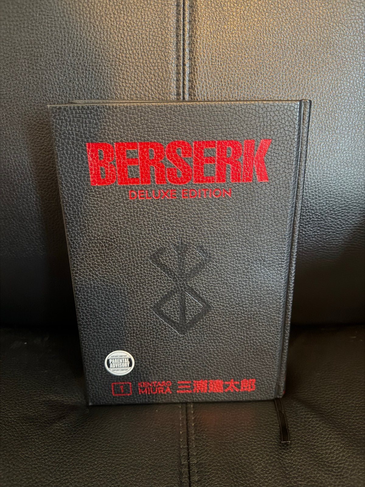 Berserk Deluxe Edition Manga - Deel 1 (Goede Staat), Ophalen of Verzenden, Zo goed als nieuw
