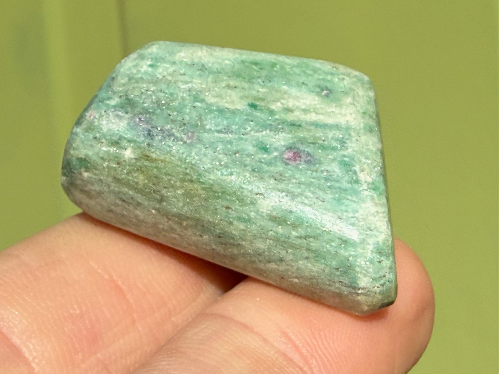 25 Fluorescerende Robijn in Fuchsiet edelsteen mineralen, Verzamelen, Ophalen of Verzenden, Mineraal
