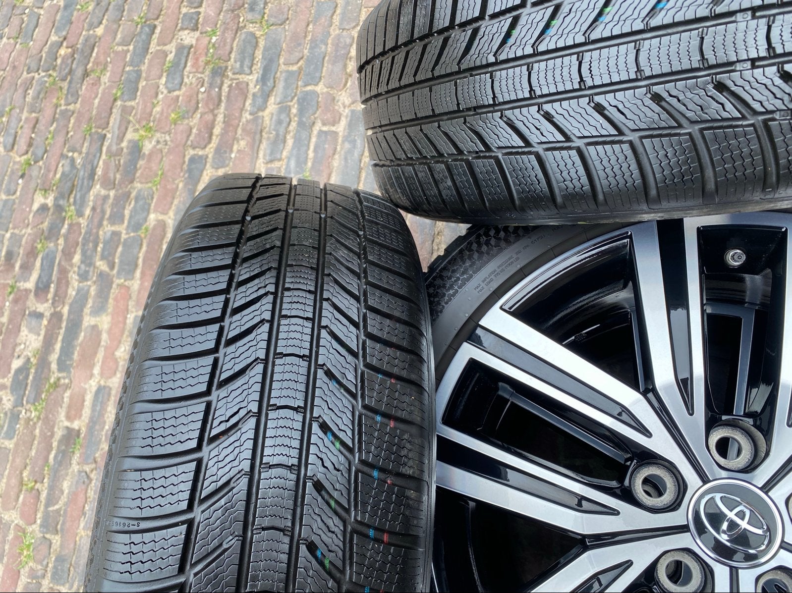 Demo set 18” Toyota Corolla Cross velgen +TPMS winterbanden, Auto-onderdelen, 18 inch, Banden en Velgen, Nieuw, 225 mm