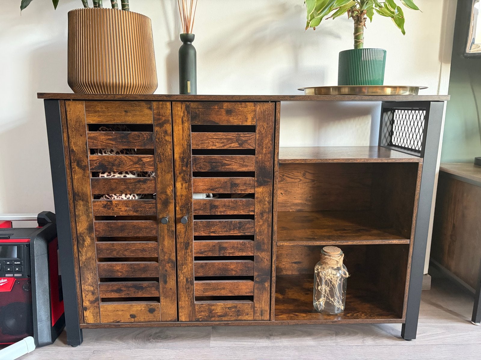Industriële dressoir/opbergkast met deuren en planken, Huis en Inrichting, Kasten | Dressoirs, Ophalen, Gebruikt, 100 tot 150 cm