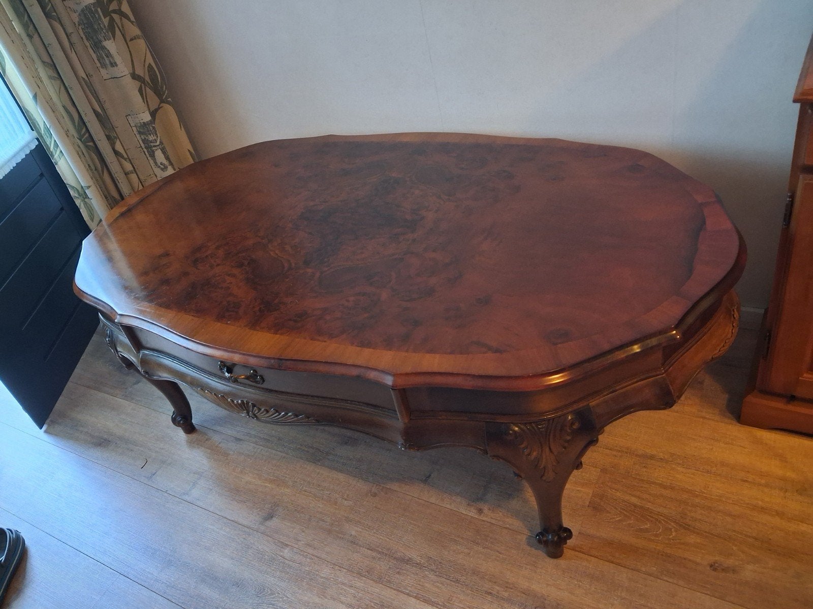 Antieke salontafel met lade, wortelnoten blad, Antiek en Kunst, Antiek | Meubels | Tafels, Ophalen