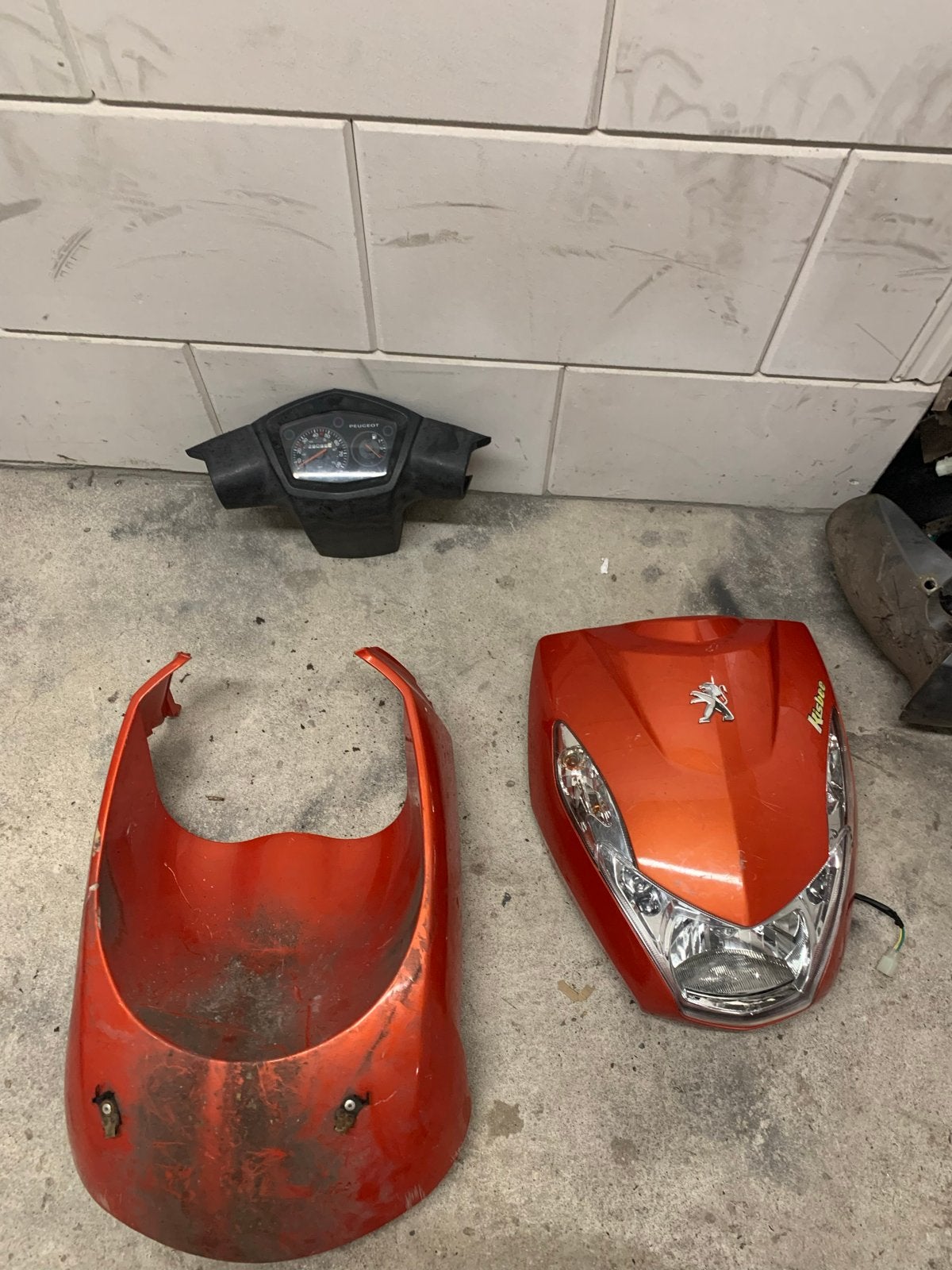 Peugeot Kisbee onderdelen: voorkap, beenschild en teller, Ophalen of Verzenden, Gebruikt, Kap, Peugeot