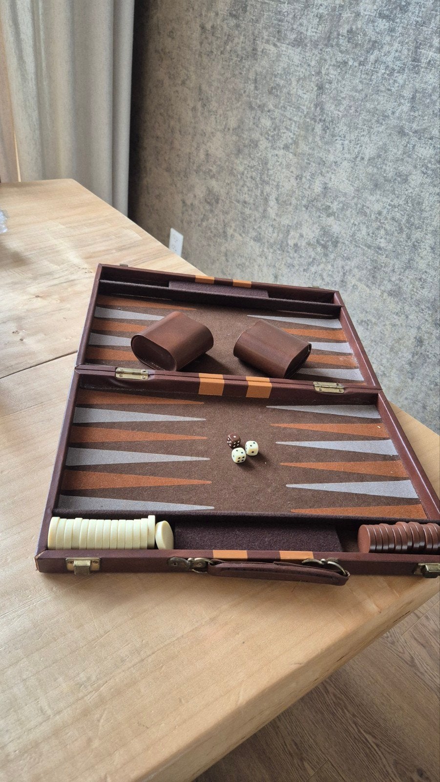 Vintage backgammon spel in luxe koffer – compleet, Ophalen of Verzenden, Gebruikt