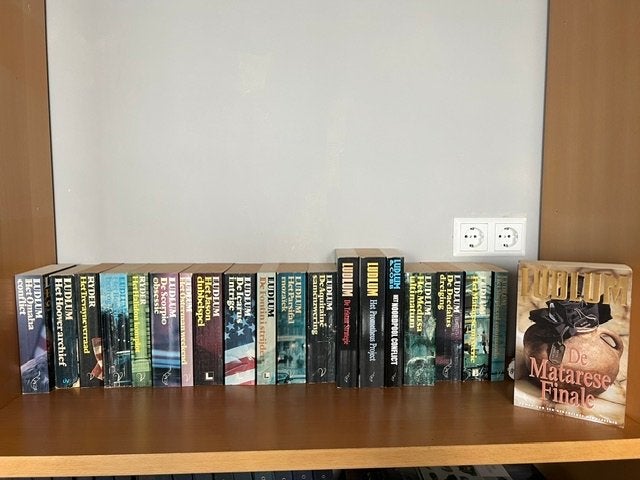 Grote collectie Robert Ludlum boeken - Thrillers, Ophalen of Verzenden, Gelezen, Europa overig