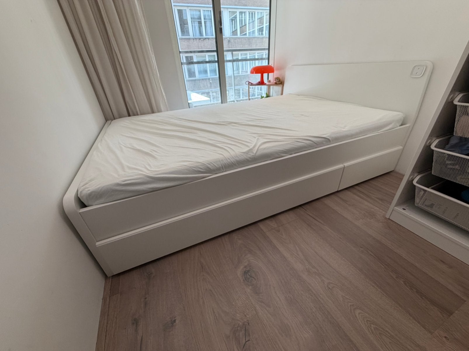 Bed and bed frame, Huis en Inrichting, Slaapkamer | Bedden, Ophalen, Wit, Tweepersoons, 140 cm