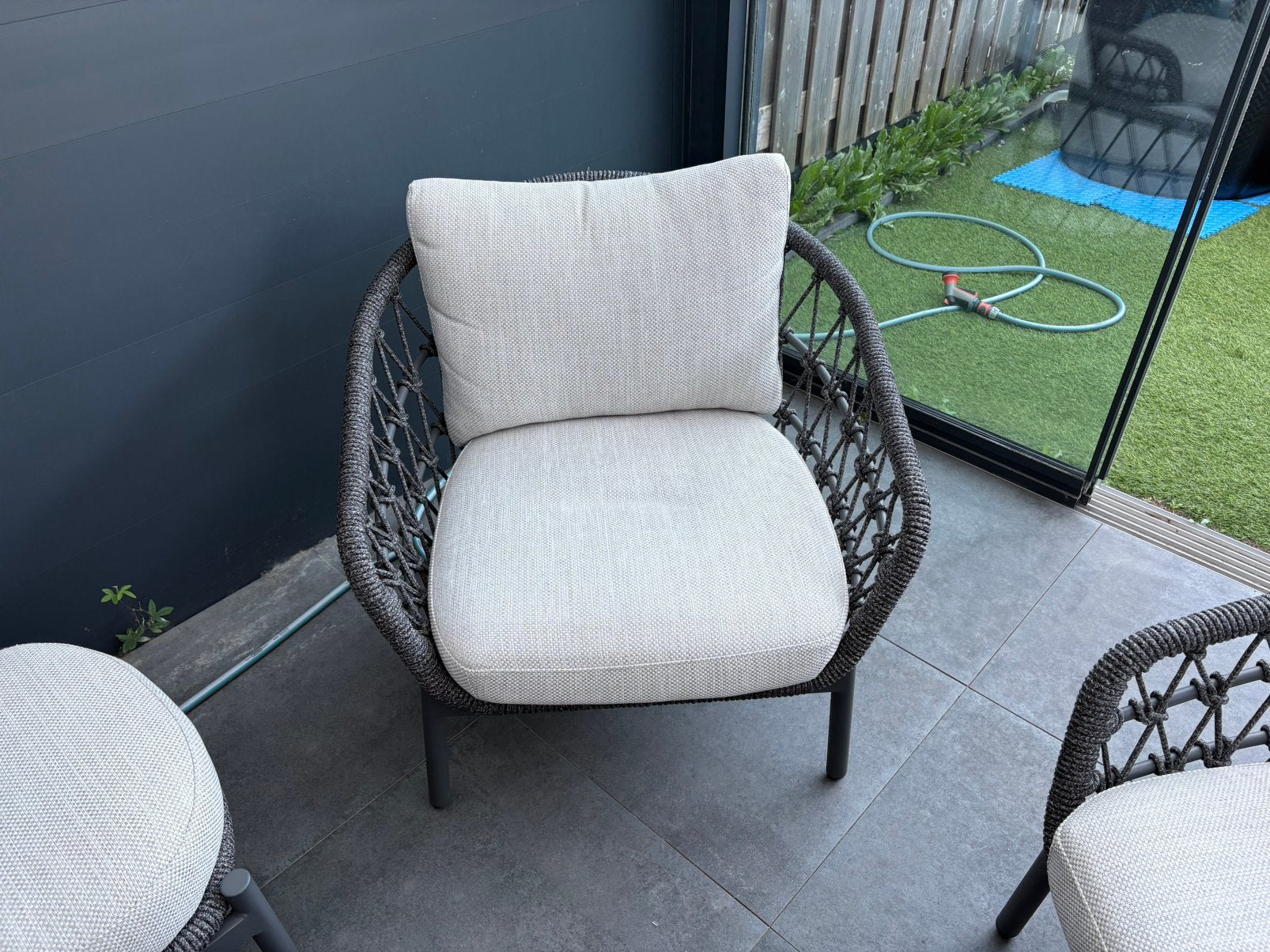 Loungeset bank met 2 fauteuils en hocker 1 jaar oud nieuwst., Ophalen, 5 zitplaatsen, Bank, Aluminium