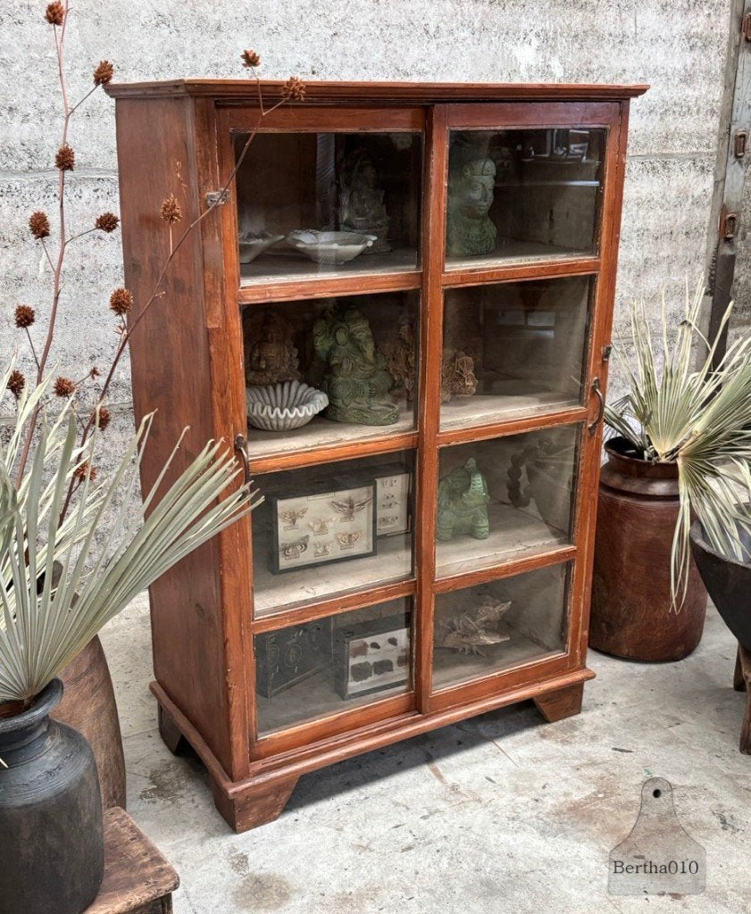 Mooie oude houten vitrinekast met schuifdeuren