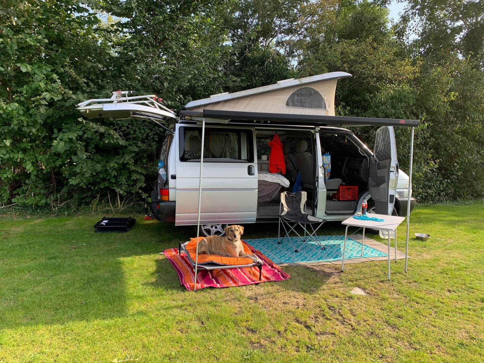 Volkswagen T4 camper 1997 Zilver, Auto's, Voorwielaandrijving, Stof, Overige carrosserieën, 700 kg