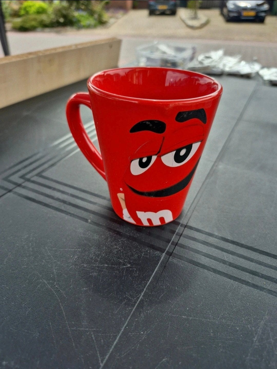 M&M's Red mok - 'Everything is under control.', Ophalen of Verzenden, Steen/keramiek, Rood, Overige merken