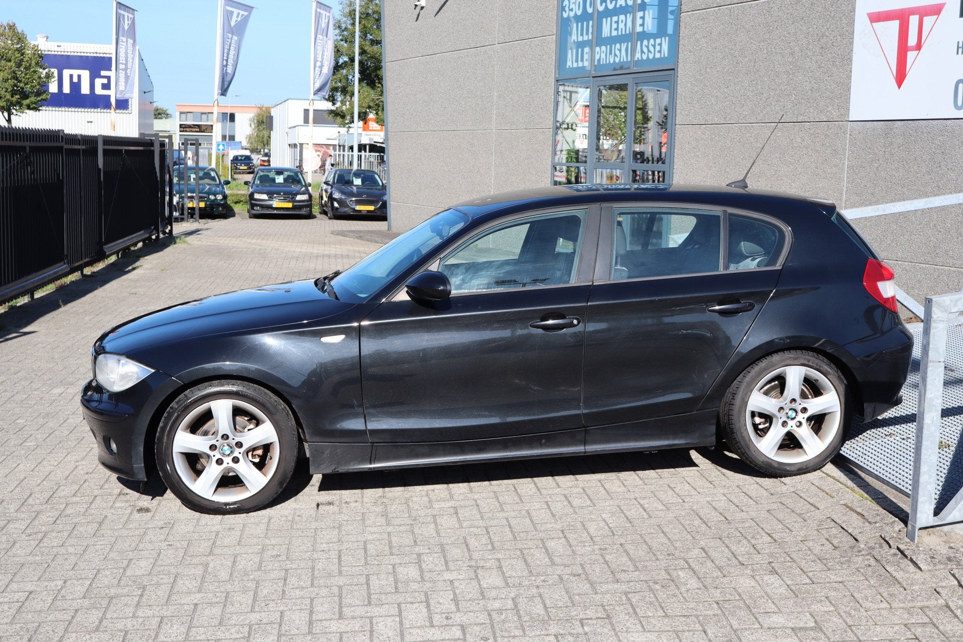 BMW 1-serie 116i Sportline Climate control/Elektrische ramen, Auto's, Gebruikt, Zwart, 4 cilinders, 635 kg