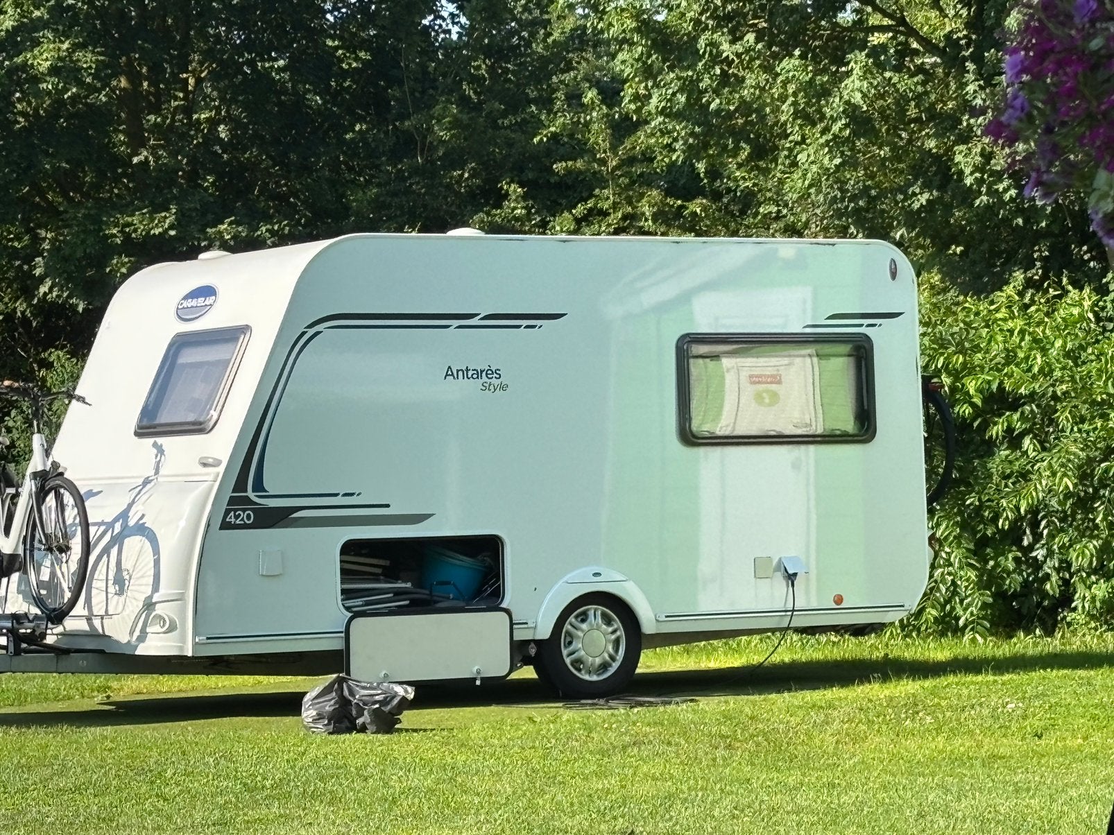 Caravelair Antarès Style 420 (2017) Mover & Fietsenrekken, Caravans en Kamperen, Caravans, Ringverwarming, Frans bed, Treinzit