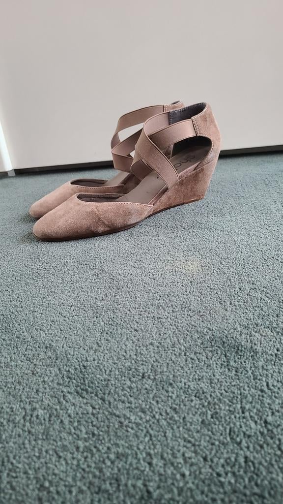 Taupe suède sleehakken met elastische bandjes, Kleding | Dames, Schoenen, Ophalen of Verzenden, Onbekend, Schoenen met hoge hakken