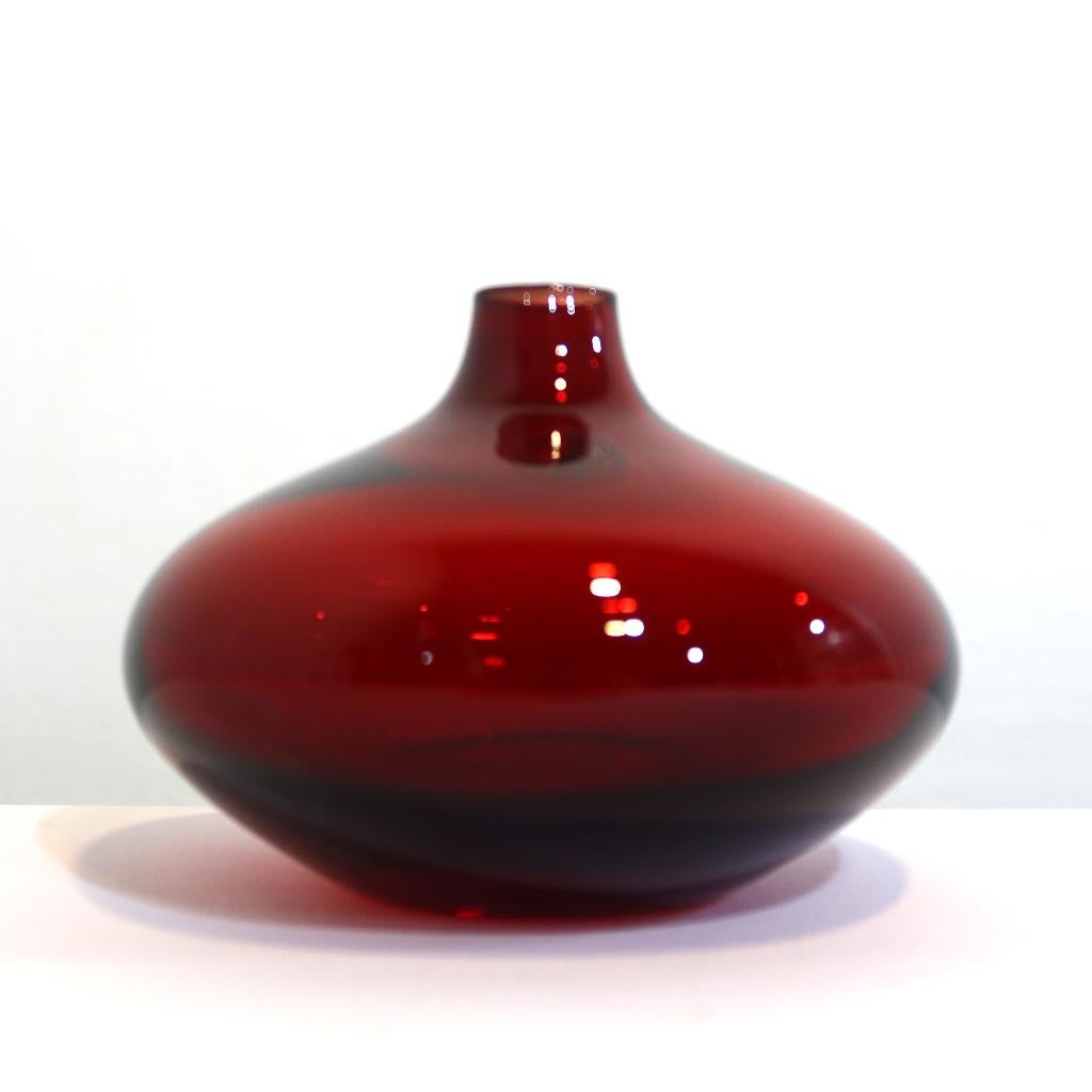 Vintage IKEA Salong Vaas - Robijnrood - Mondgeblazen Design, Ophalen of Verzenden, Minder dan 50 cm, Rood, Glas