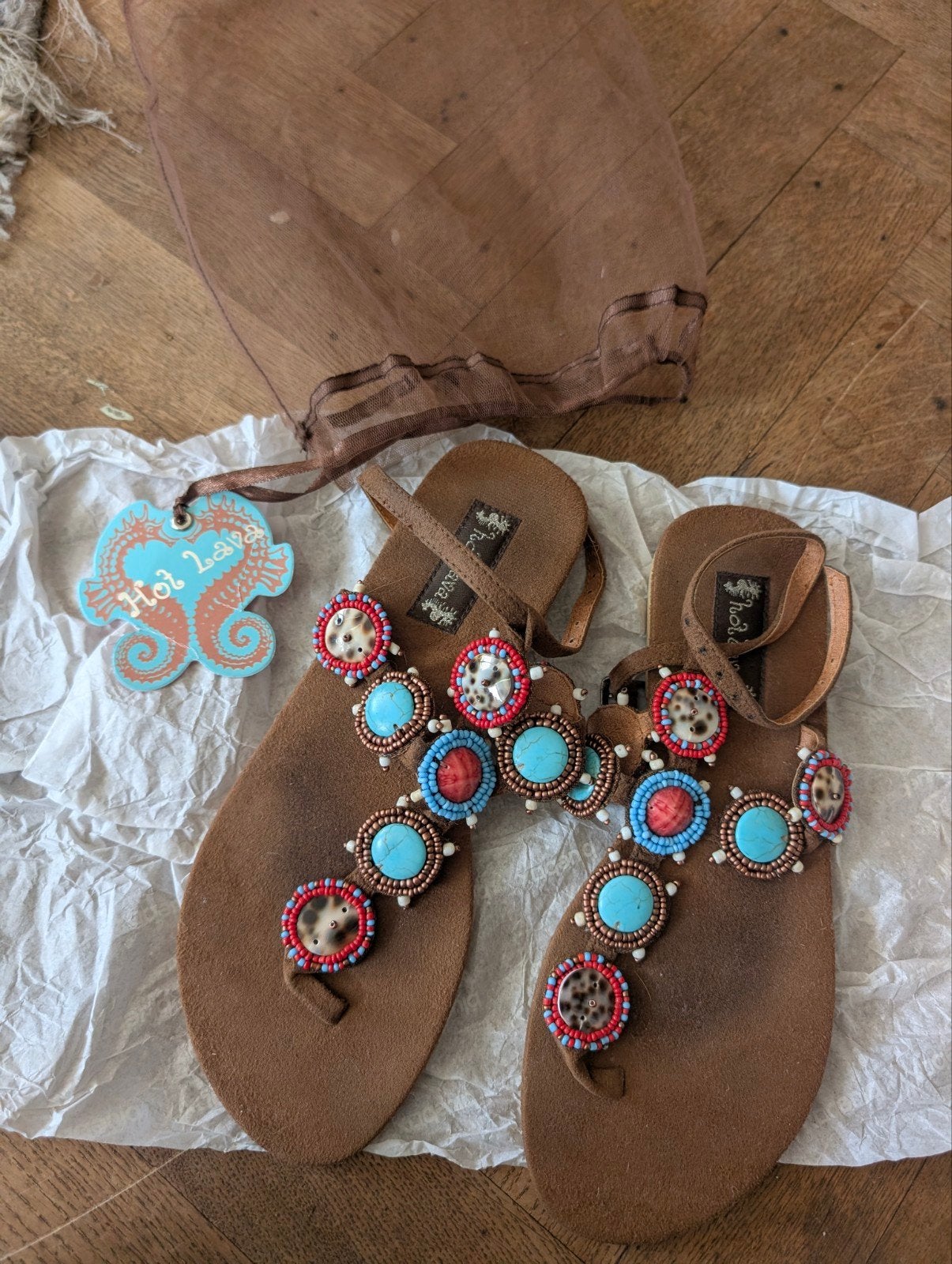 Hot Lava slippers met hielband en kralen - leer, Kleding | Dames, Bruin, Hot Lava, Ophalen of Verzenden, Zo goed als nieuw