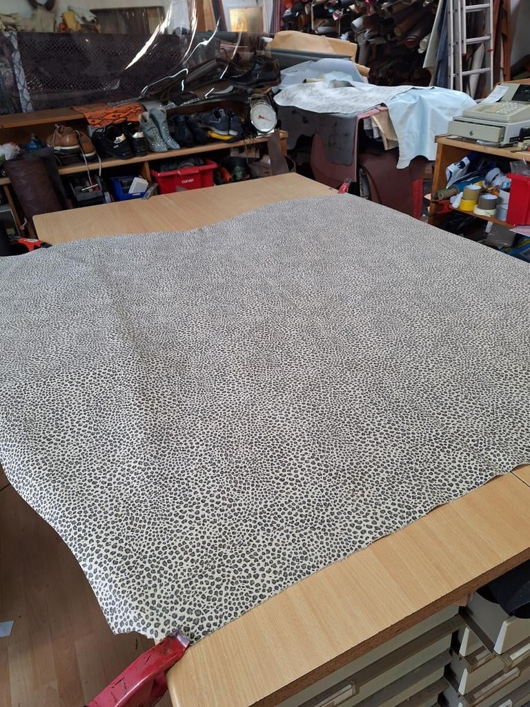 Hele mooie runderprent Chetaprent, AA KWALITEIT., Hobby en Vrije tijd, Stoffen en Lappen, Overige kleuren, 120 cm of meer, Leer of Kunstleer