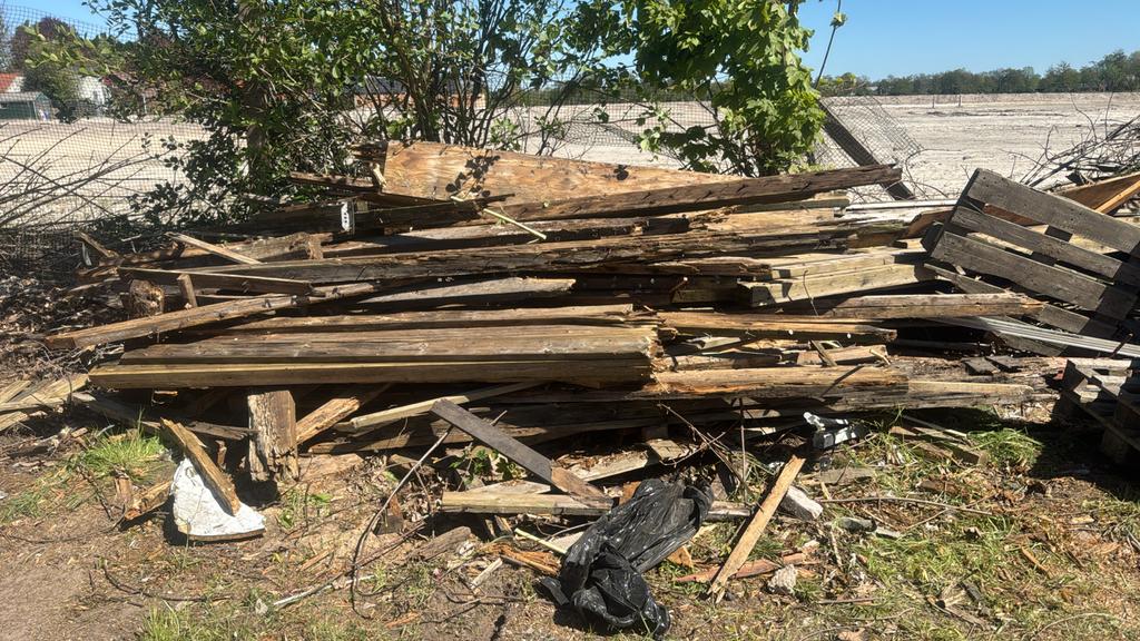 Gratis afhalen partij brandhout en pallets, Tuin en Terras, Minder dan 3 m³, Ophalen, Overige houtsoorten
