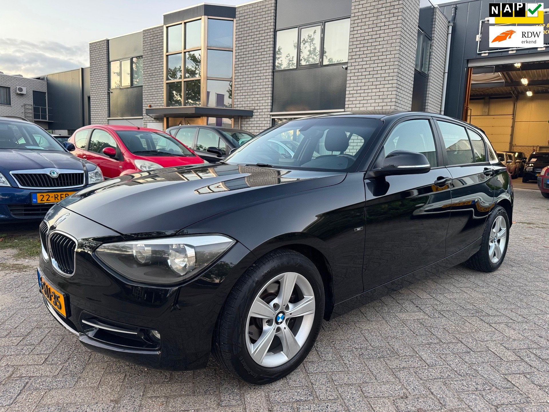 BMW 1-serie 116i Sport 1ste Eig Airco Navi Cruise Control, Auto's, 1-Serie, Euro 5, Gebruikt, Zwart