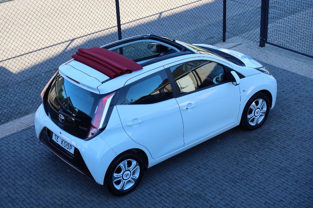Toyota Aygo X-Wave 1,0 VTI ,5 d Airco, Open dak , nieuwstaat, Voorwielaandrijving, USB, Leder en Stof, Wit