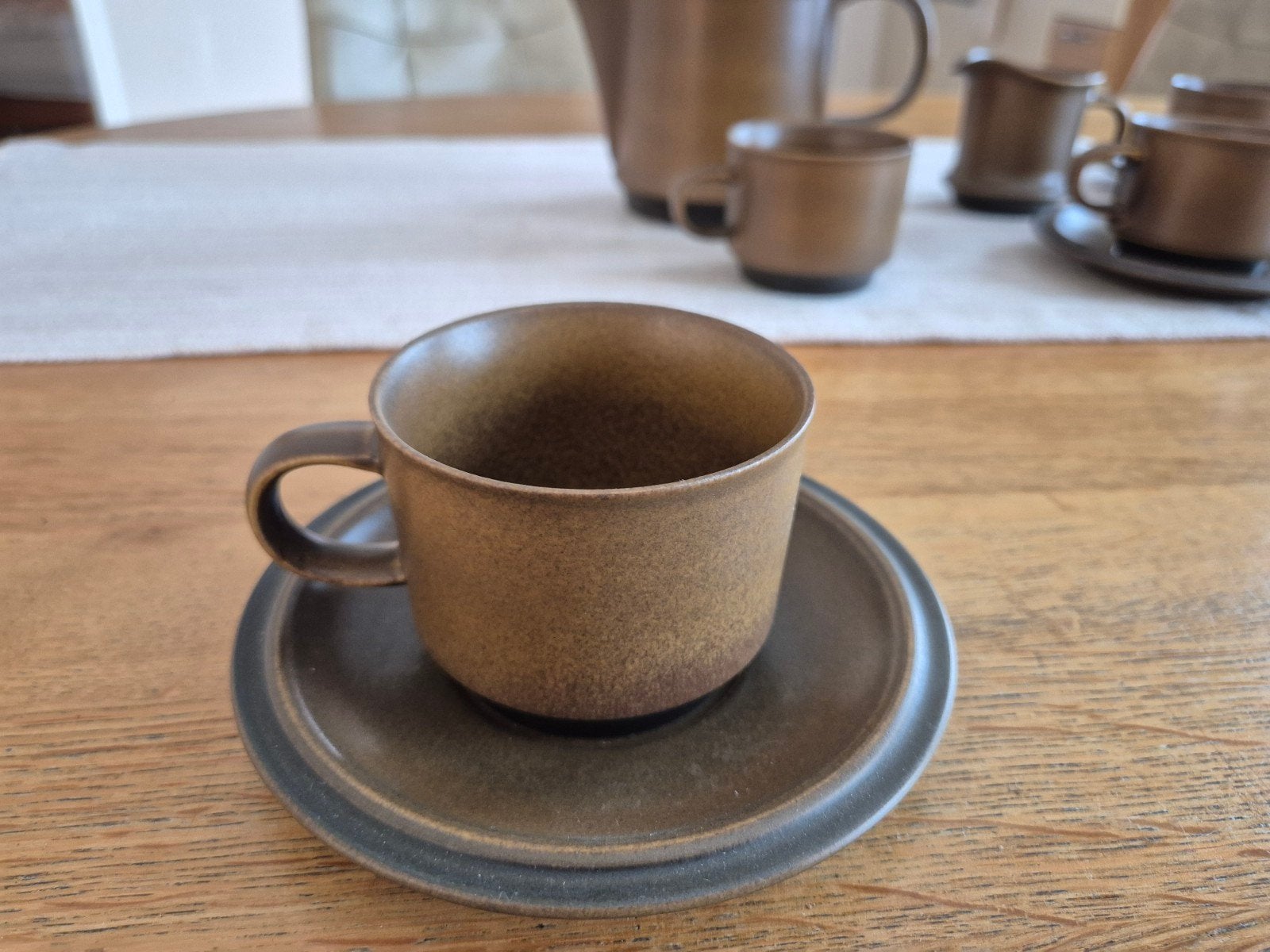 koffiesetje, 4 kopjes + schoteltjes, een thee- of koffiekan, Ophalen