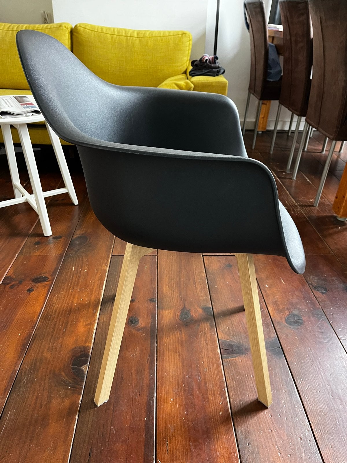 Zwarte kuipstoel met houten poten - Modern design, Ophalen, Gebruikt, Zwart, Eén