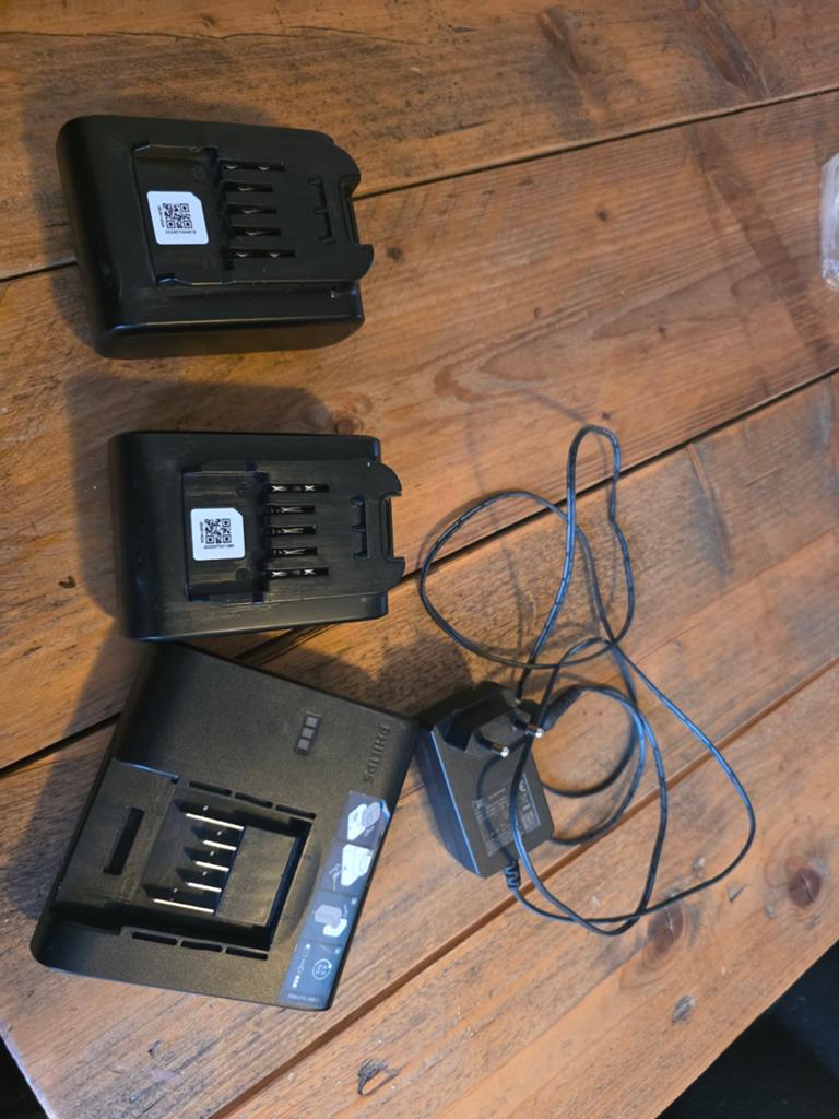 Philips AquaTrio 9000 Series 2 Accu's + Lader, Ophalen of Verzenden, Zo goed als nieuw