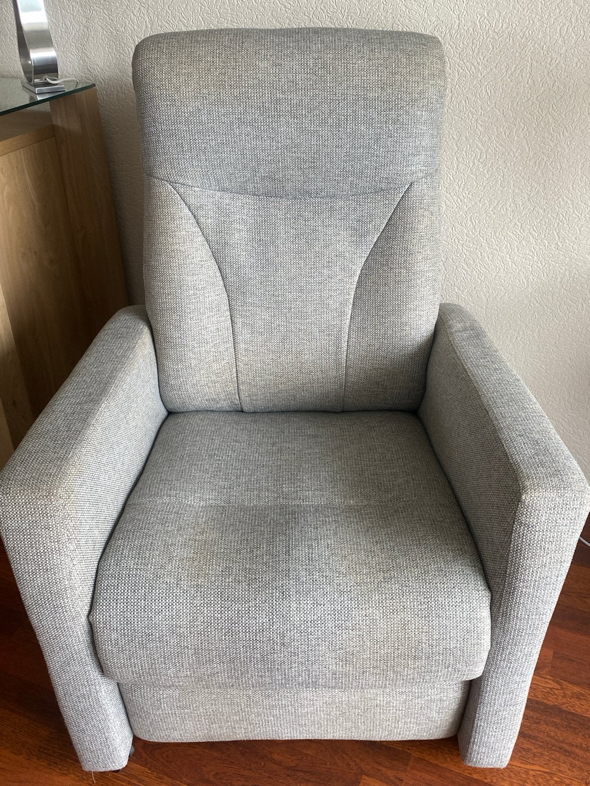 Comfortabele grijze relaxfauteuil met voetensteun, Ophalen, Gebruikt, Stof, 75 tot 100 cm
